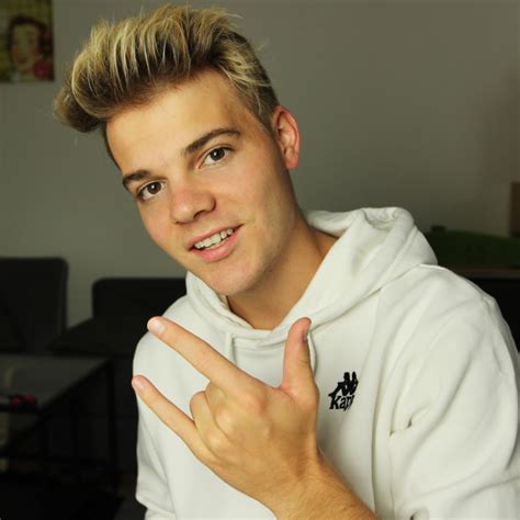 AlexV .